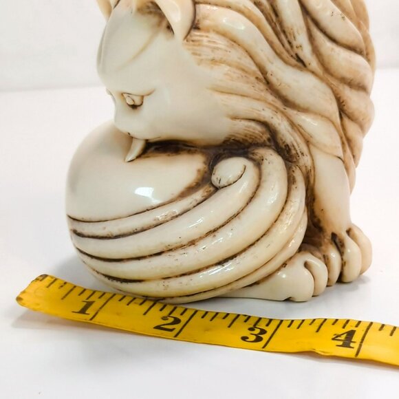 Vintage Resin Cat Figurine Cream White Grooming Licking Pose Decor - Picture 6 of 7